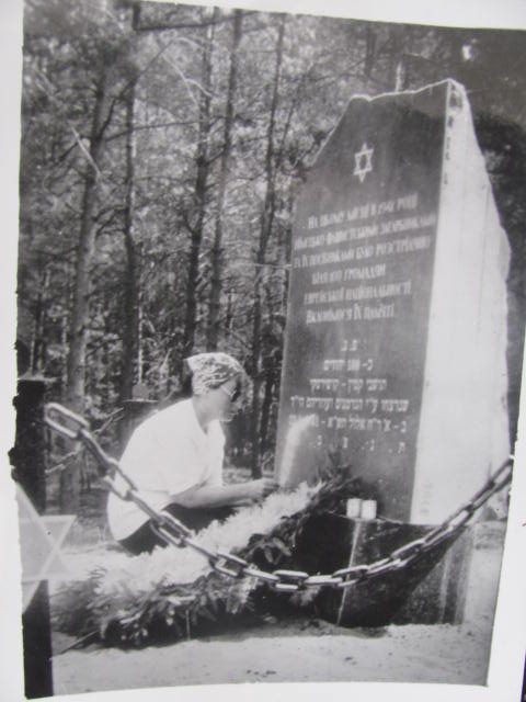 Памятний знак на міці розстрілу євреїв у серпні 1941 р., ур. Силікатне. Червень 1993 р.