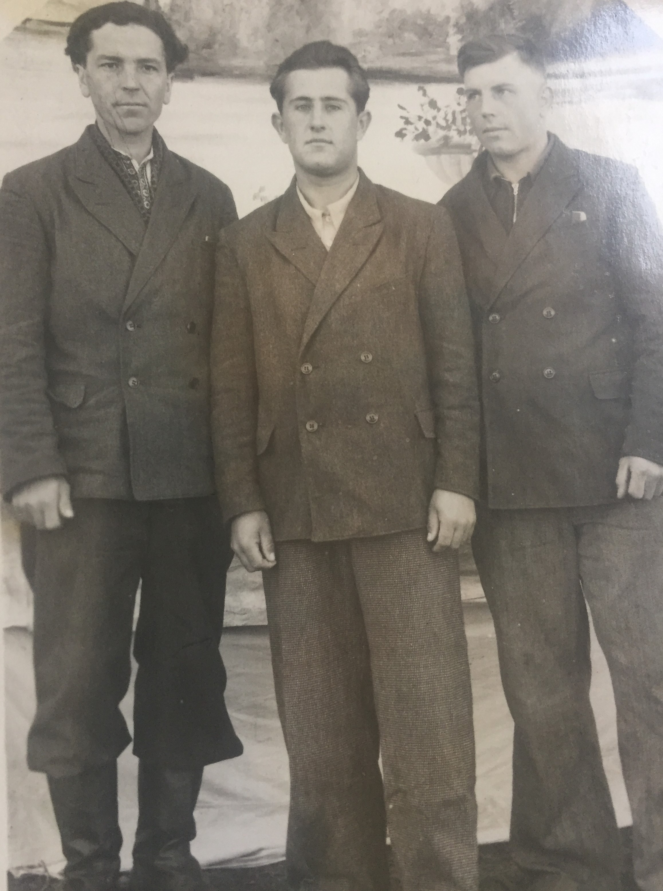 Микола Томюк (крайній справа) з друзями  на Заураллі. 1950-і роки.
