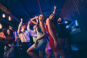 отзывы-снимок-с-низким-углом-на-котором-танцуют-бодрые-дикие-люди-полу-162493075