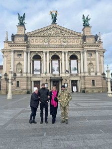 ФОТО3_з батьками і сестрою