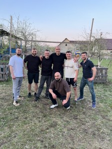 ФОТО6. Із однокласниками й друзями після гри у волейбол. Квітень 2025р.